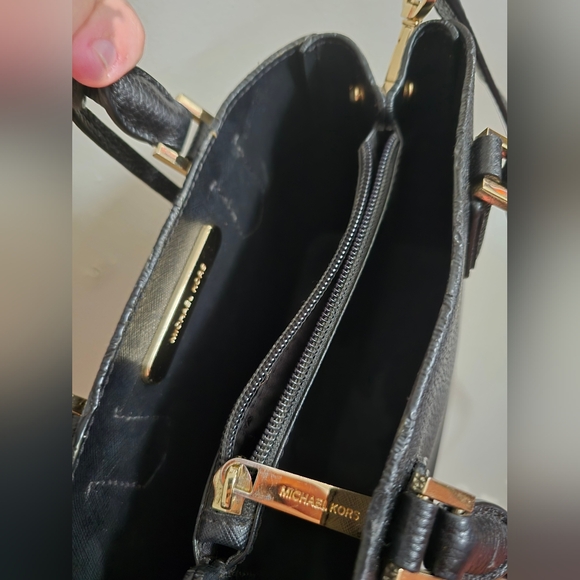 Michael Kors Adele Messenger - Picture 5 of 9